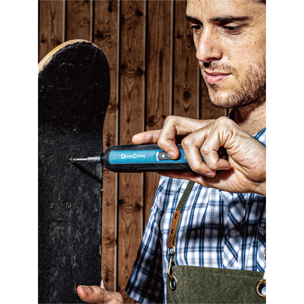 Отвертка DongCheng DCPL04-5 (TYPE E), аккумуляторная, 4 В, 36 Вт, 5 Нм, зарядка Type-C