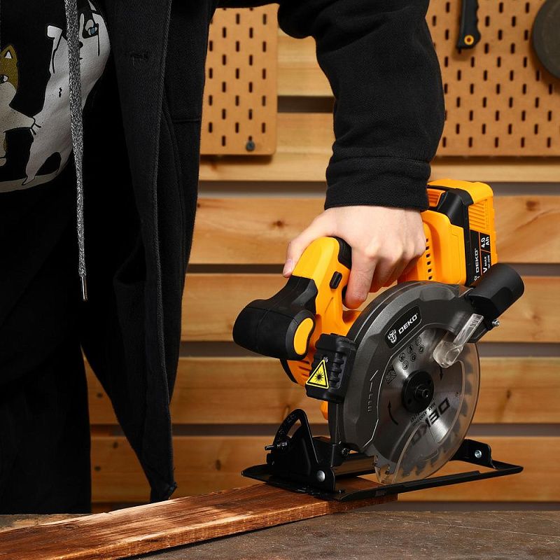 Пила циркулярная аккумуляторная DKCS20DA DEKO 085-1155