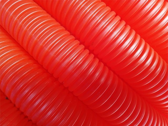 Трубка защитная гофрированная 43 ммбухта 50 м. красная для 32 трубы AV Engineering AVE800-002