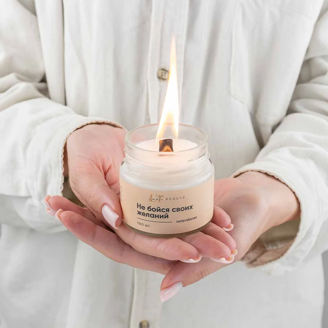 Свеча ароматизированная в стеклянной банке с крышкой 100 мл. Отдушка Амбра и кожа (Оливер).