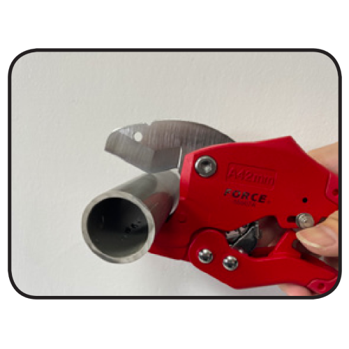 Труборез с храповым механизмом и опорной насадкой для труб из ПВХ до Ø42 мм FORCE 65607A