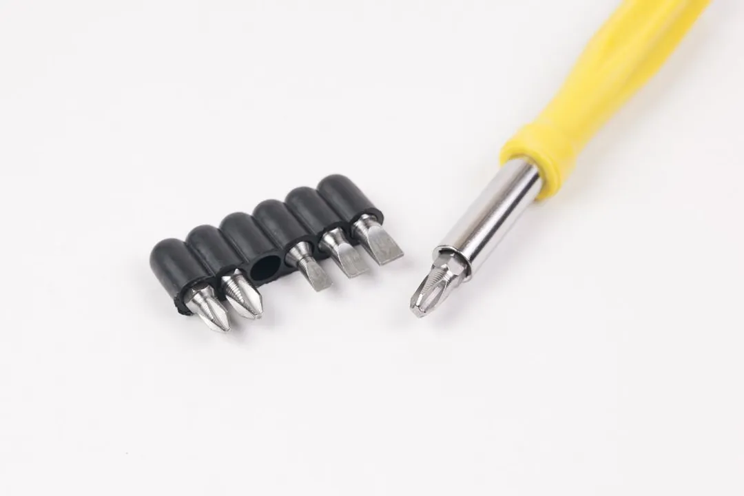 Отвертка с набором бит 10 пр. Помощник P012K