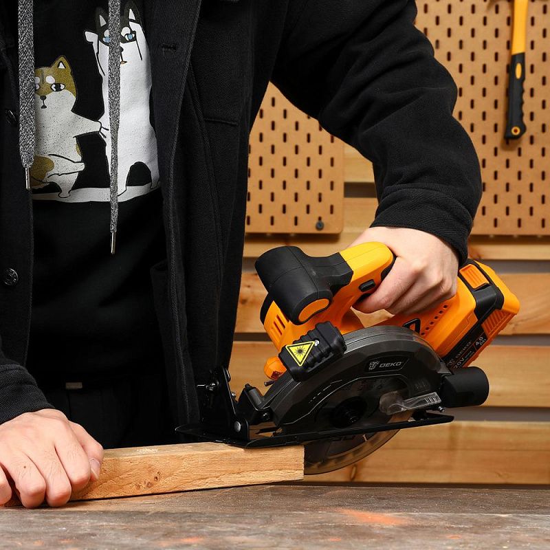 Пила циркулярная аккумуляторная DKCS20DA DEKO 085-1155