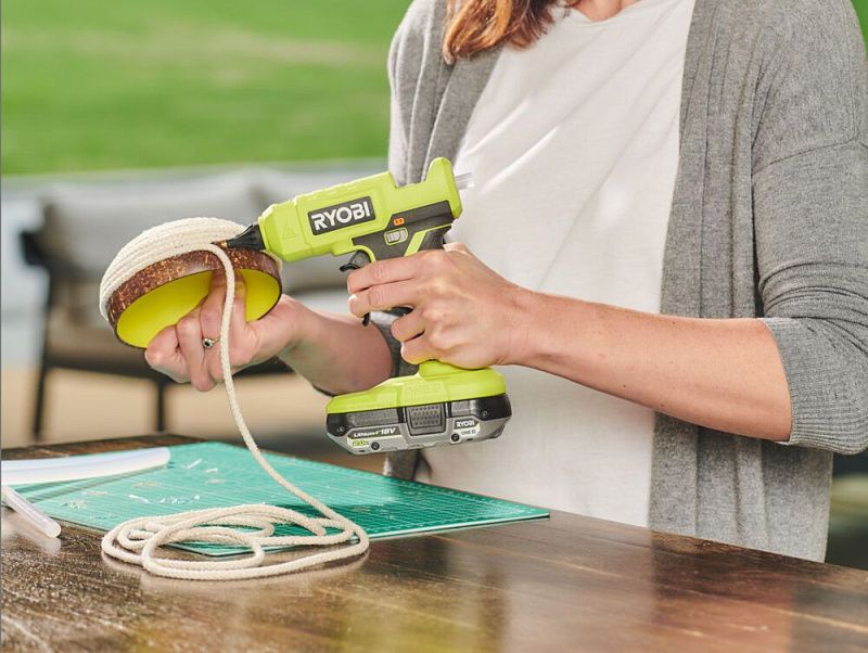 ONE + / Термоклеевой пистолет RGLU18-0 RYOBI 5133005717