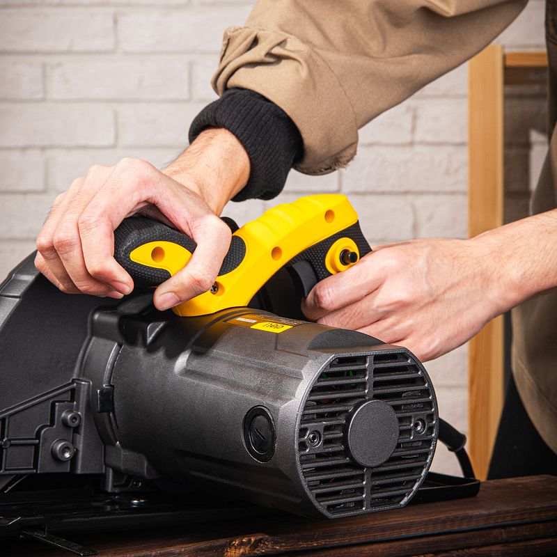 Пила циркулярная Deli YS EDL-YJ235-E1 2200 Вт, 235 мм, глубина до 80 мм