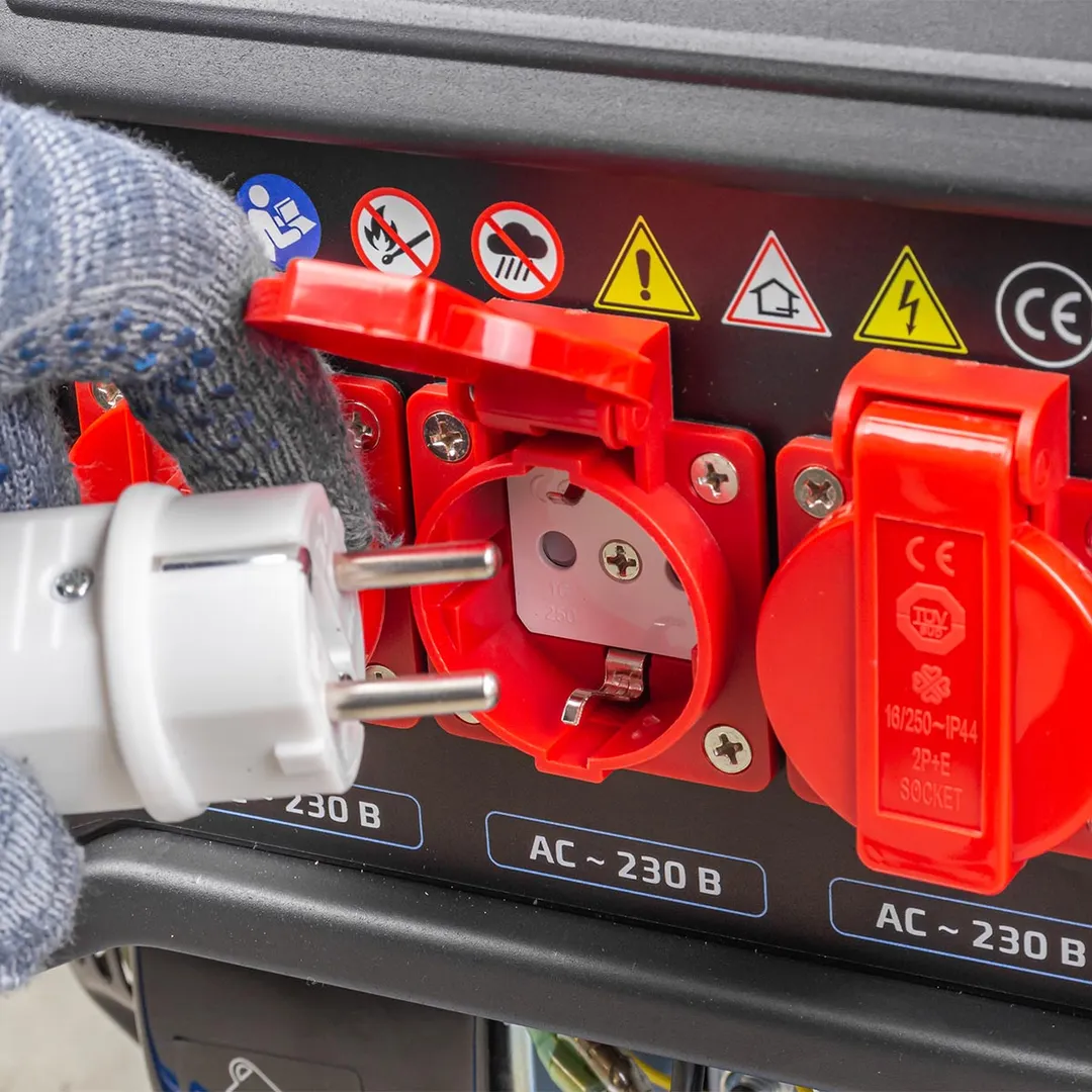 Генератор бензиновый с транзисторным запуском 15 л, 830-2500Вт, 7 л.с. RockForce RF-FY3000