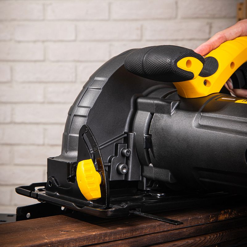 Пила циркулярная Deli YS EDL-YJ235-E1 2200 Вт, 235 мм, глубина до 80 мм