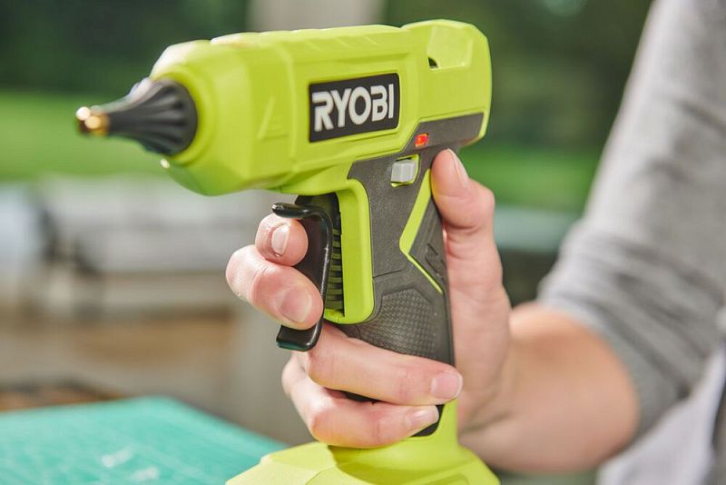 ONE + / Термоклеевой пистолет RGLU18-0 RYOBI 5133005717