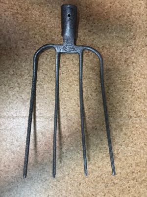 Вилы навозные из рельсовой стали 4-х рог. ИнструмАгро SG-FRK