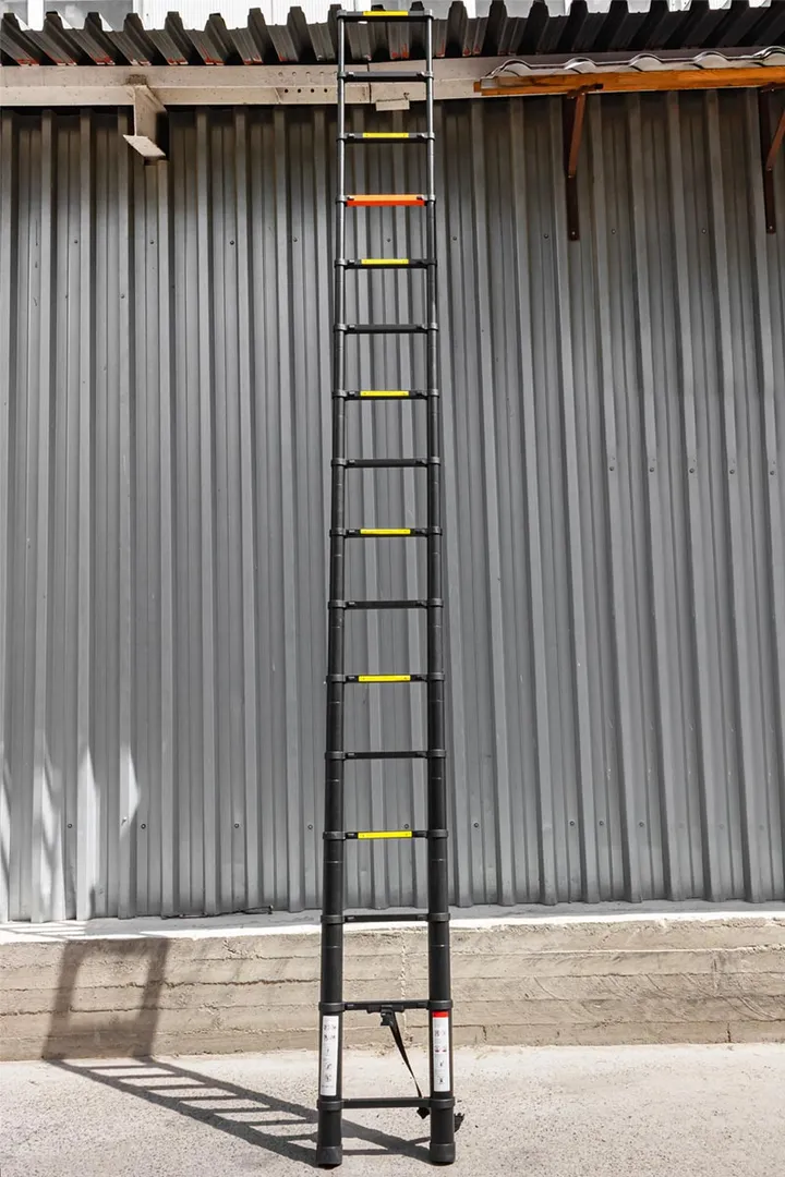 Лестница телескопическая алюминевая бытовая 4,7 м, 12 ступ. RockForce RF-UP470