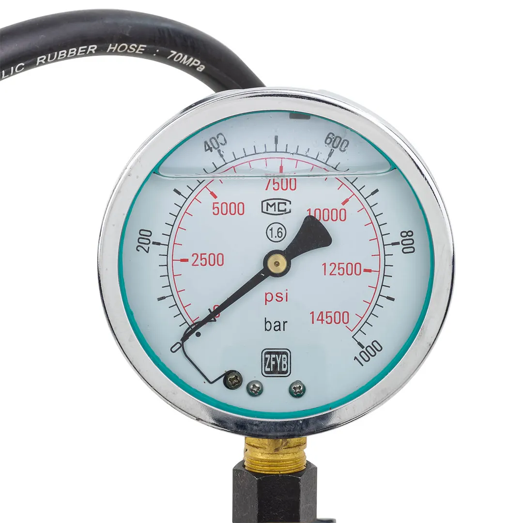 Насос гидравлический ручной с манометром 20-700 bar,емкость масла - 1 л, 600х120х200 мм RockForce RF-B700B