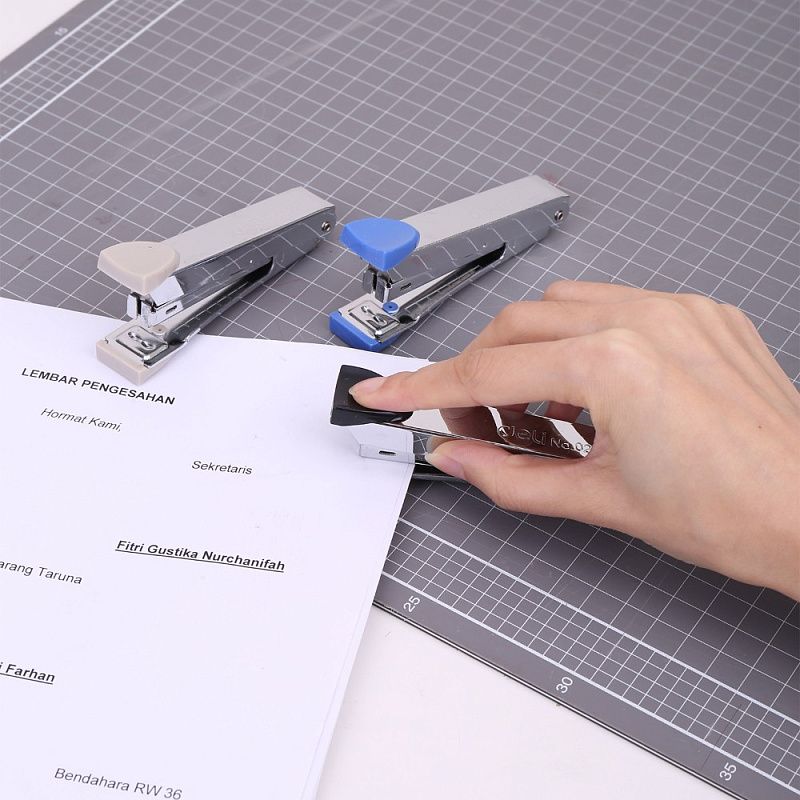 Скобосшиватель "Deli Start 0224", 15 листов,  ассорти