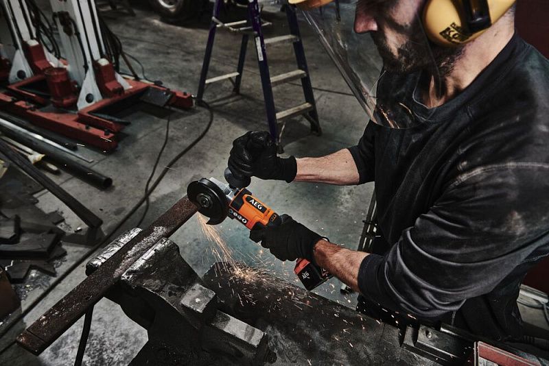 Углошлифмашина аккумуляторная BEWS18-125X2-0 (без батареи) AEG Powertools 4935498182