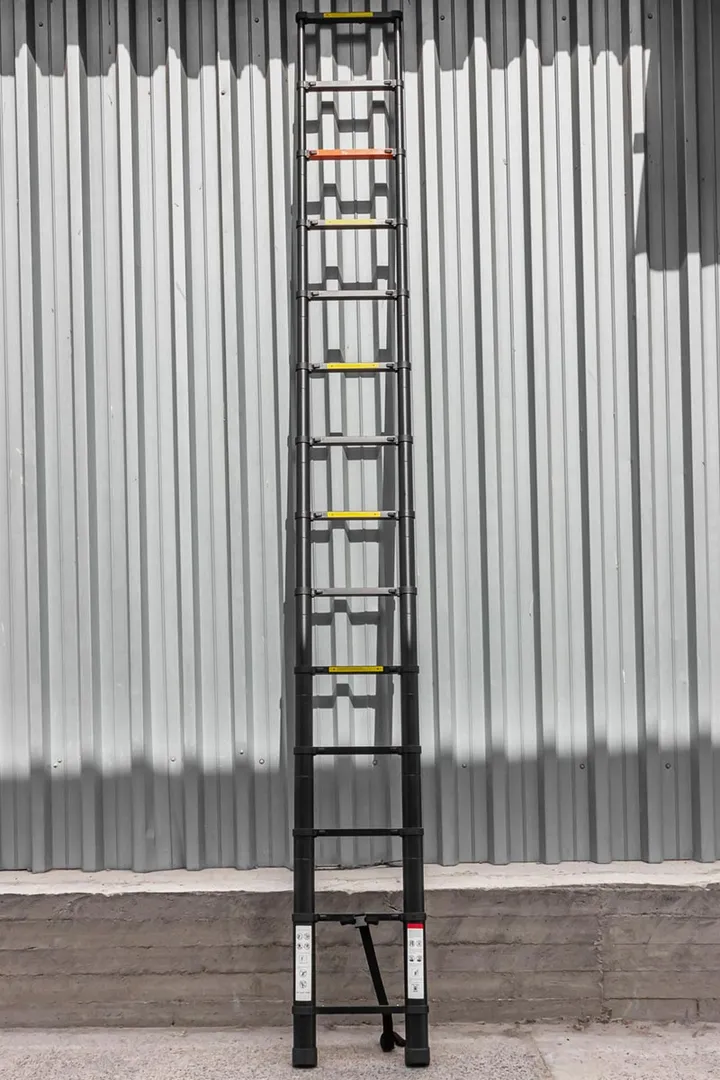 Лестница телескопическая алюминевая бытовая 4,1 м, 14 ступ. RockForce RF-UP410