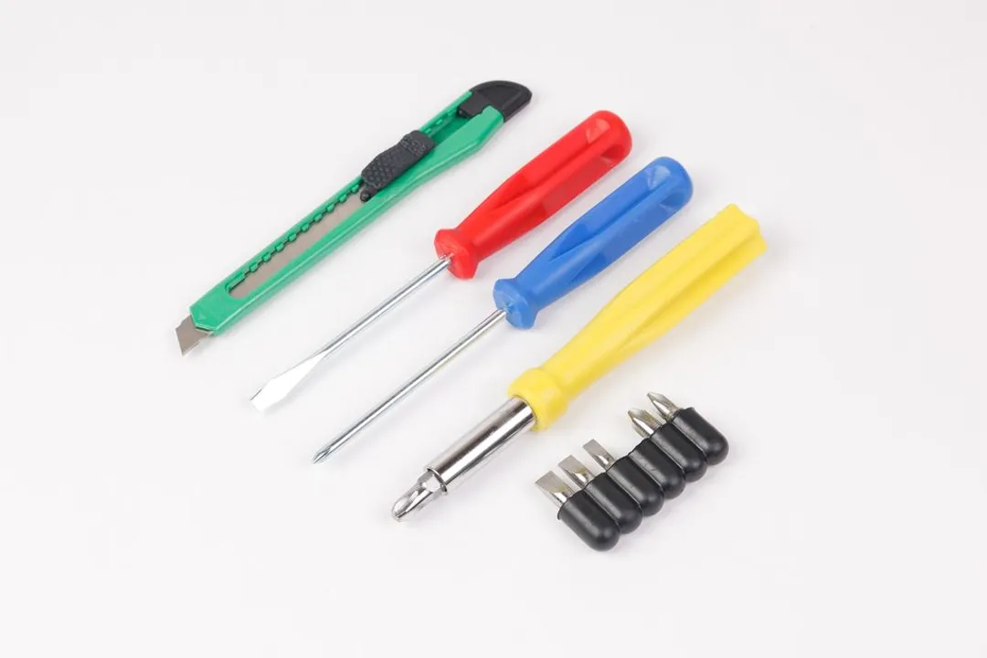 Отвертка с набором бит 10 пр. Помощник P012K