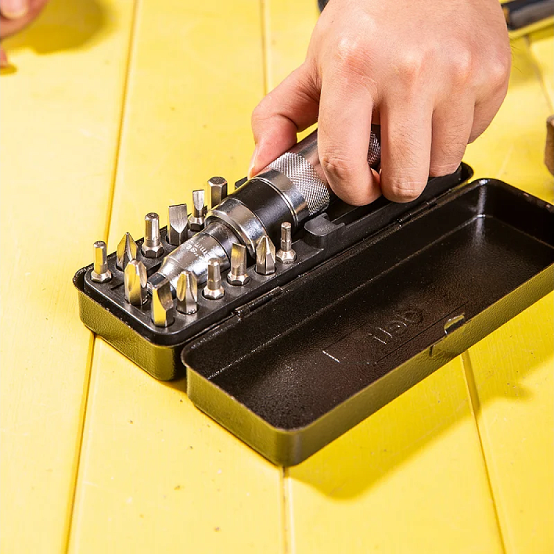 Отвертка ударно-поворотная с набором бит 13 пр Deli YS EDL8901