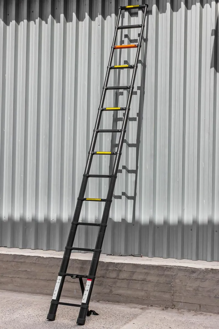 Лестница телескопическая алюминевая бытовая 4,1 м, 14 ступ. RockForce RF-UP410