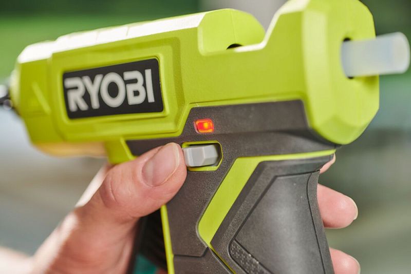 ONE + / Термоклеевой пистолет RGLU18-0 RYOBI 5133005717