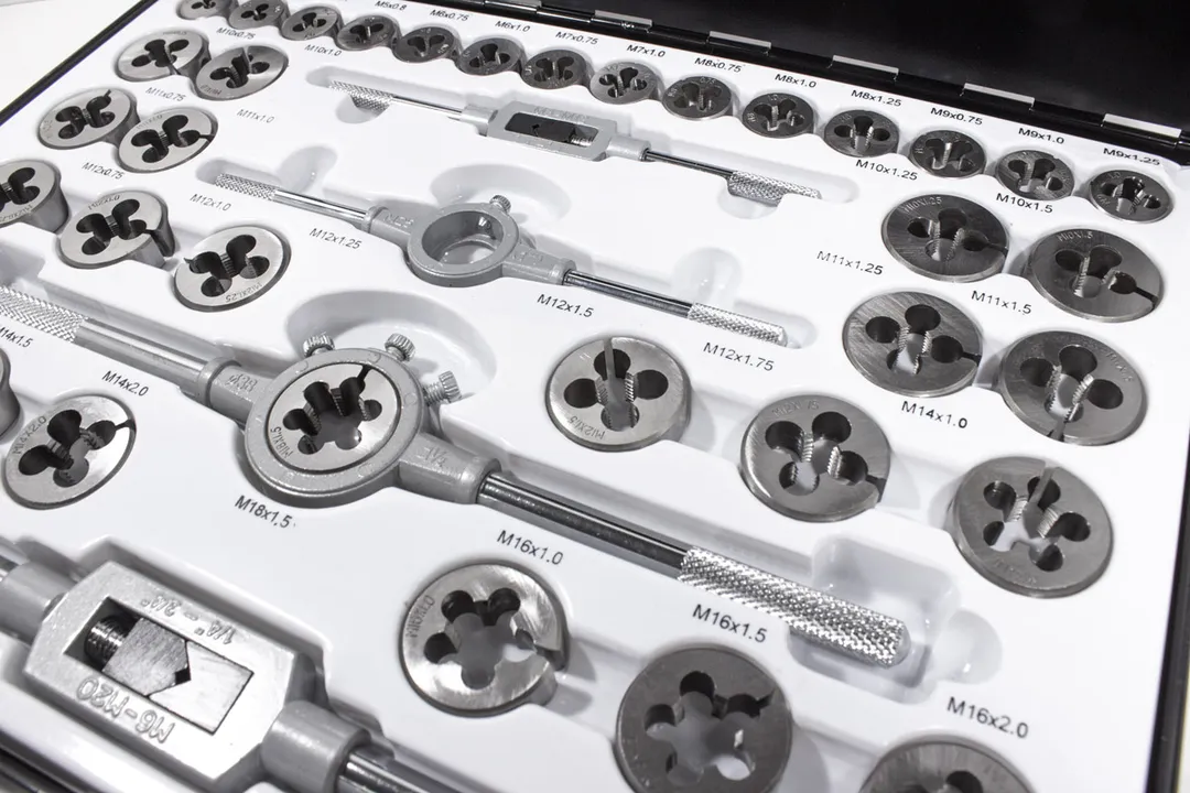 Набор метчиков и плашек 110 пр Forsage F-M110-1