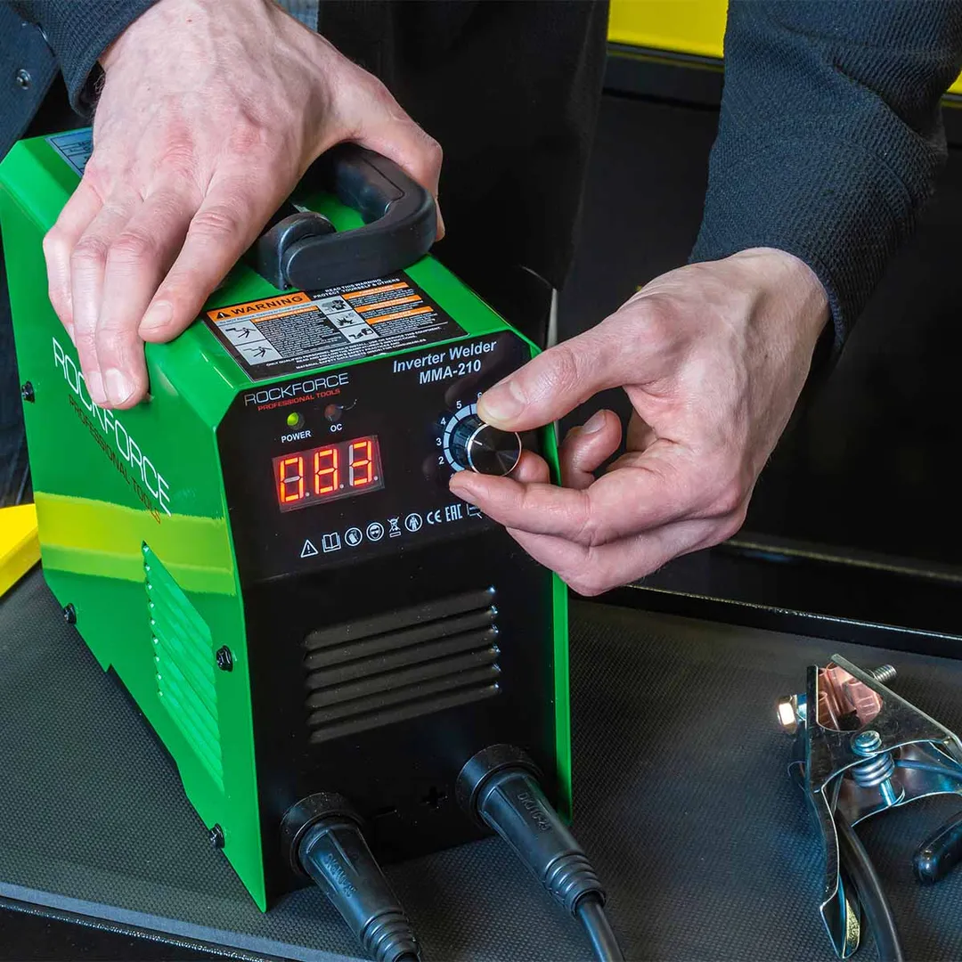 Сварочный аппарат 3.7кВт, 230В, Ø электрода 1.6-3.2 мм, сварочный ток 20-210А RockForce RF-MMA-210