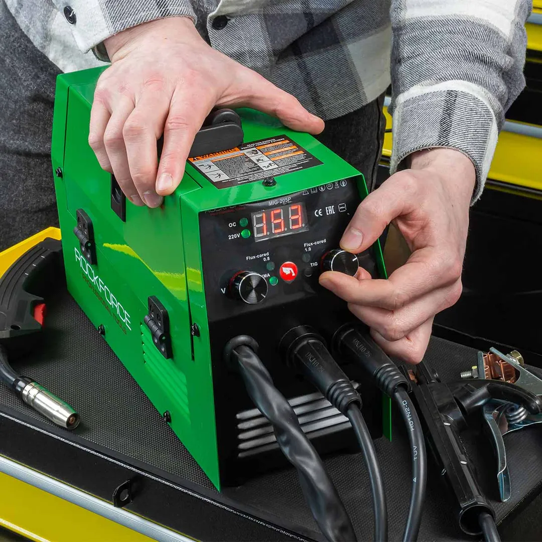 Сварочный аппарат 3.7кВт, 230В, Ø электрода 1.6-3.2 мм, Ø проволоки 0.8-1 мм, сварочный ток 20-205А RockForce RF-MIG-205P