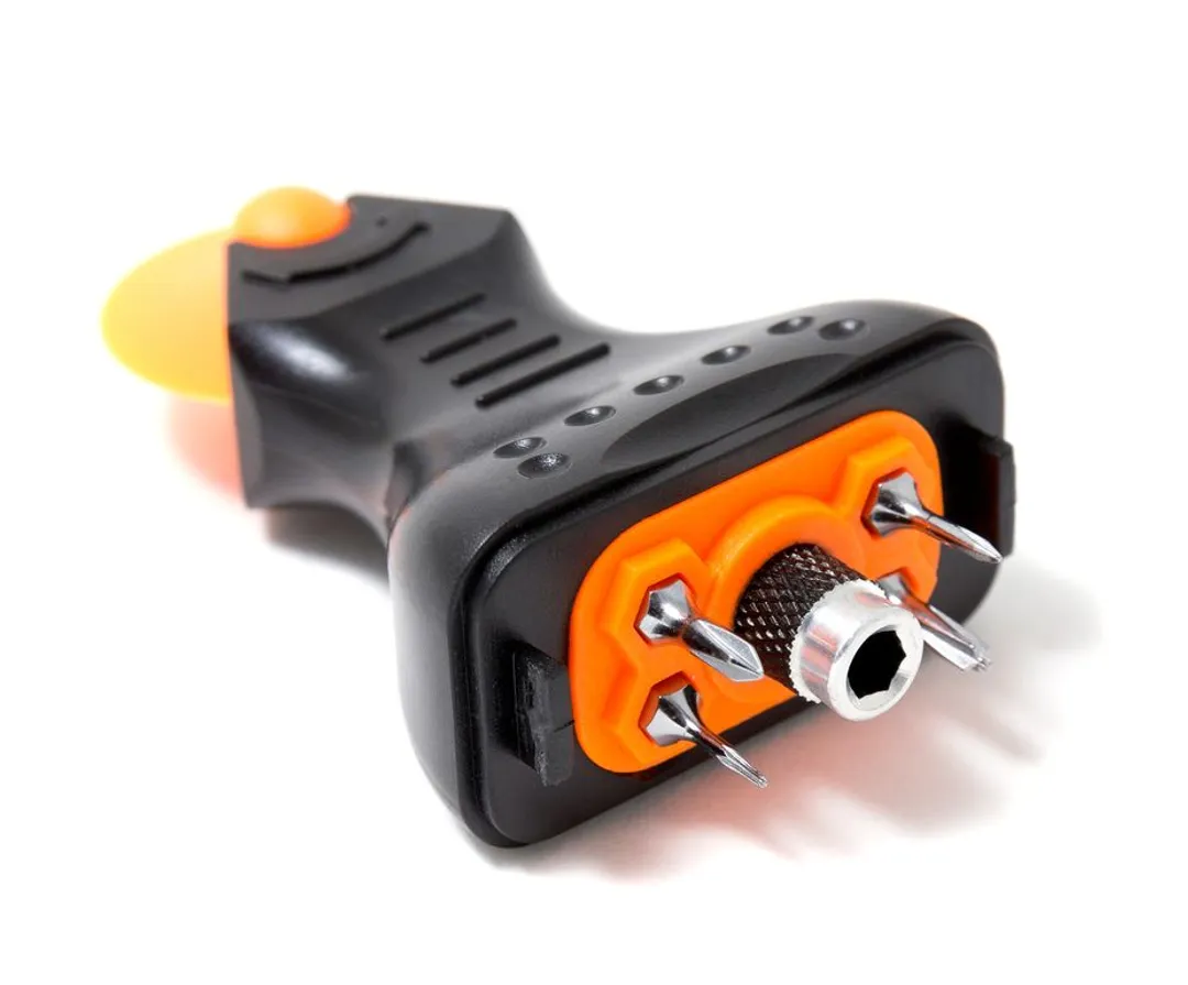 Рукоятка-пенал со сменными пластиковыми ножами, битодержателем и набором бит 9 пр. BaumAuto BM-30311709