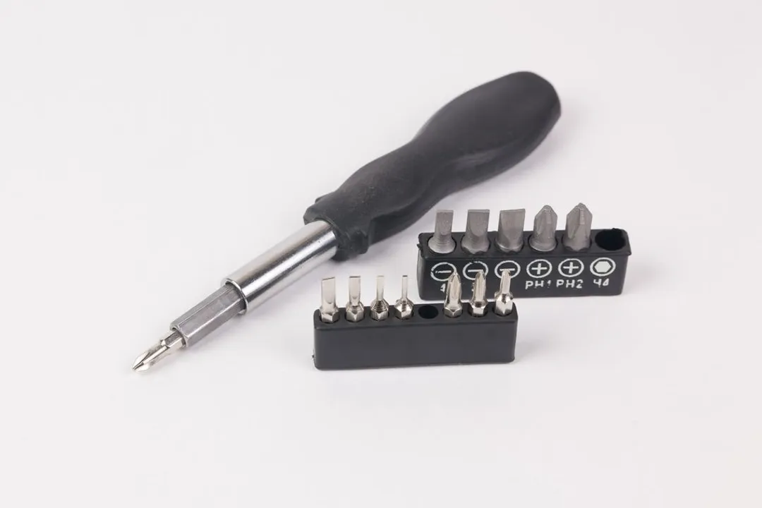 Отвертка-битодержатель с комплектом бит, 15 пр., L-110 мм; Помощник P014K